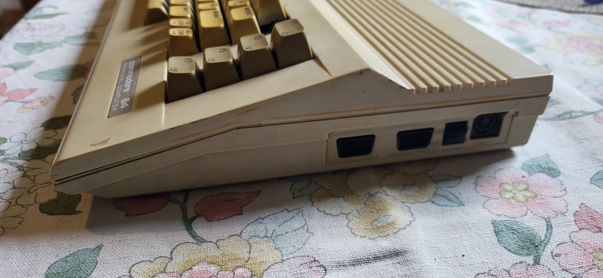 Sprzedam komputer commodere c64