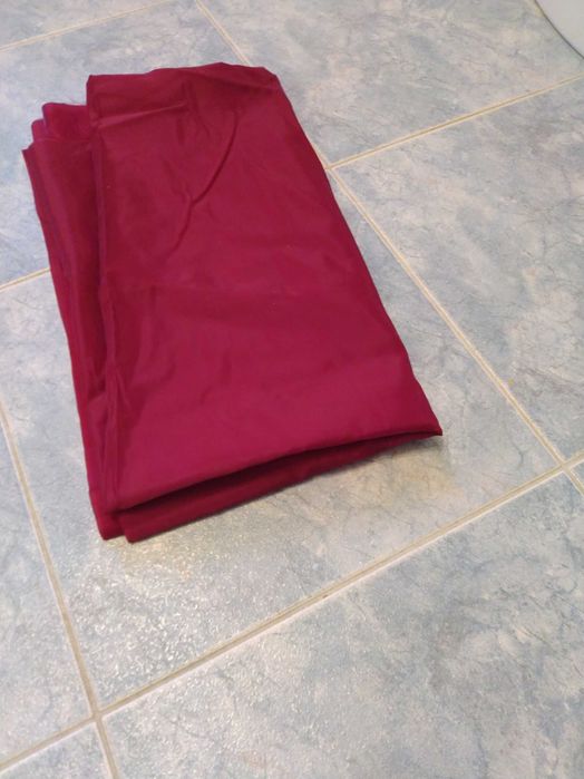 Cienki bordowy materiał