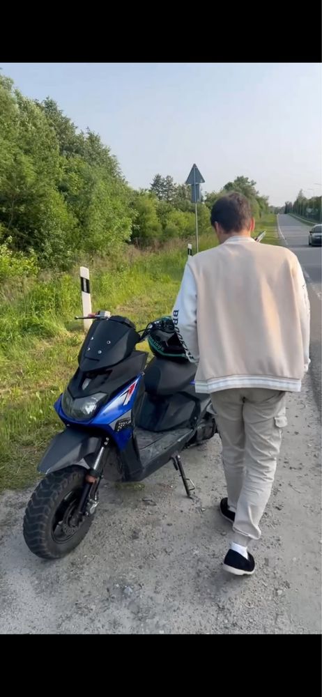 Скутер Spark 150 кубів. З тюнінгом невеликим, підтриманий