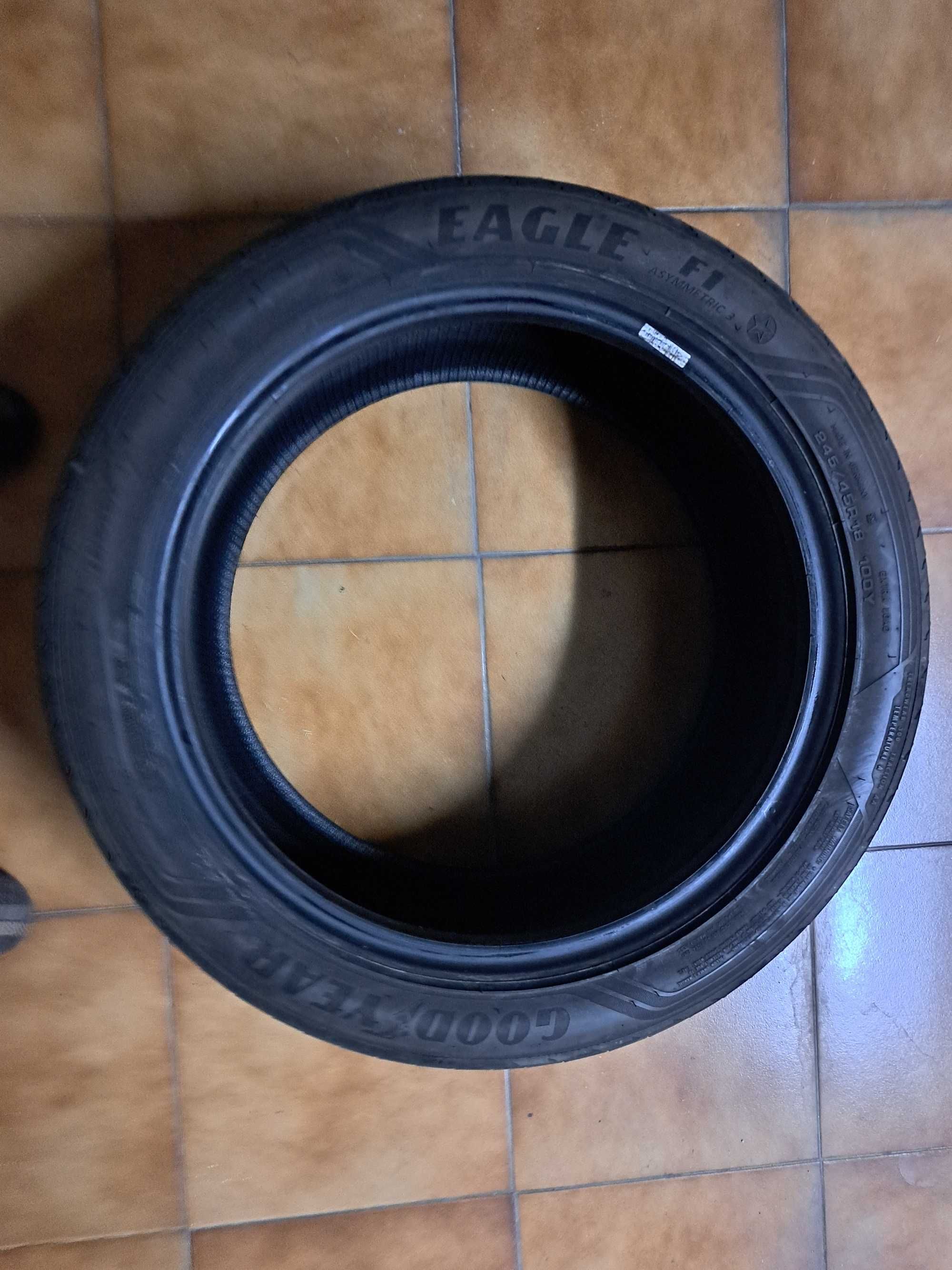 Pneu 245/45R18 usado