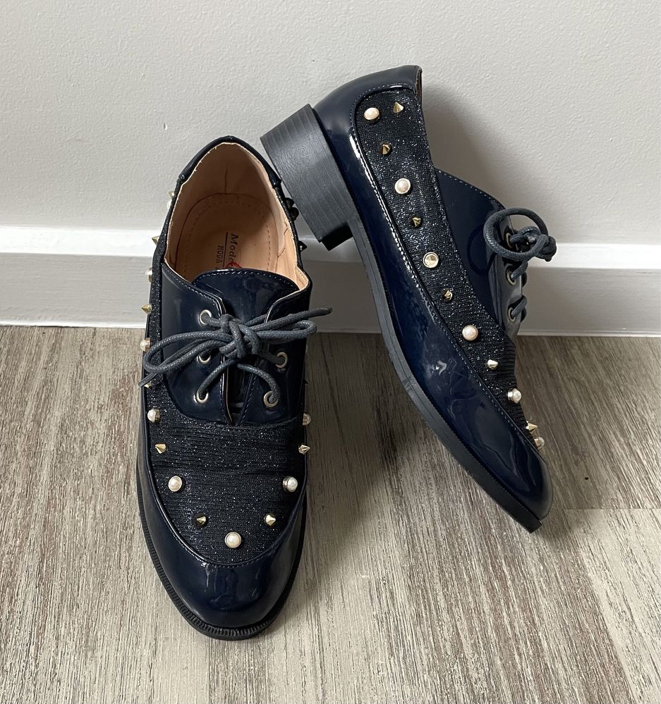 Sapatos rasos azuis envernizados com pérolas (Modern Galaxy, tam 37)