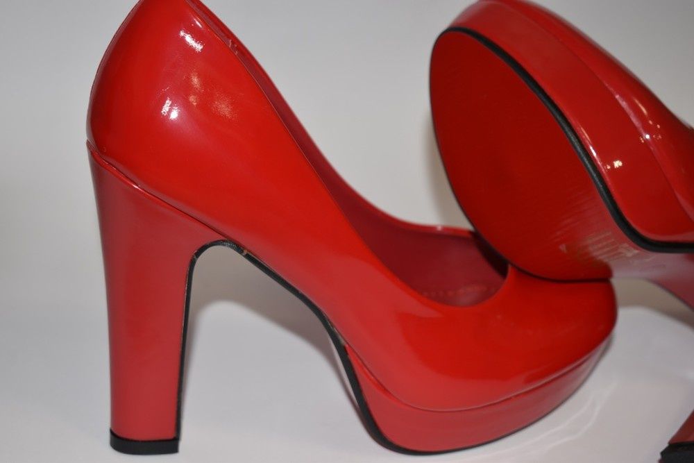 Червоні лаковані туфлі на каблуку