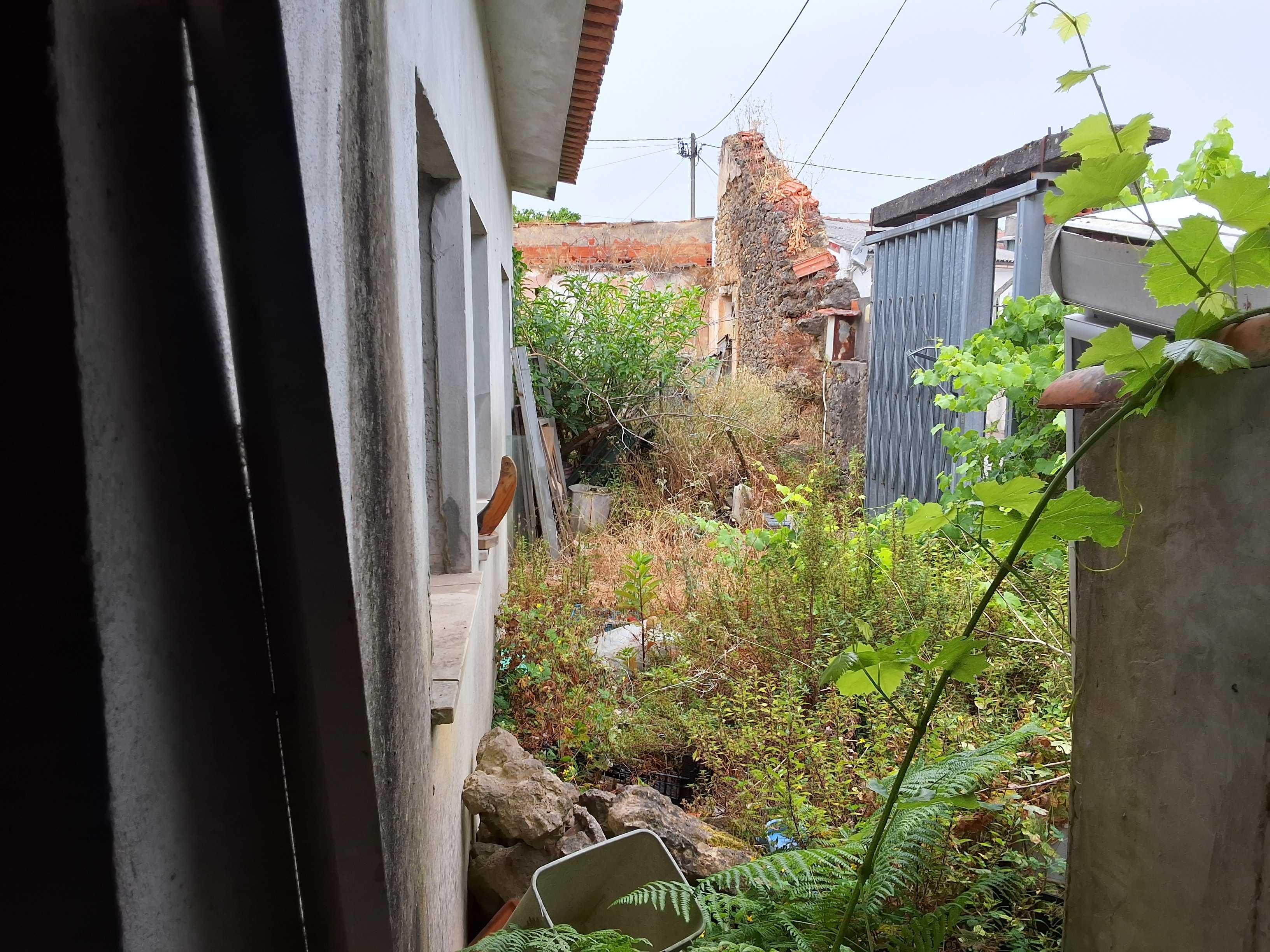 Casa em ruinas e Anexo por acabar