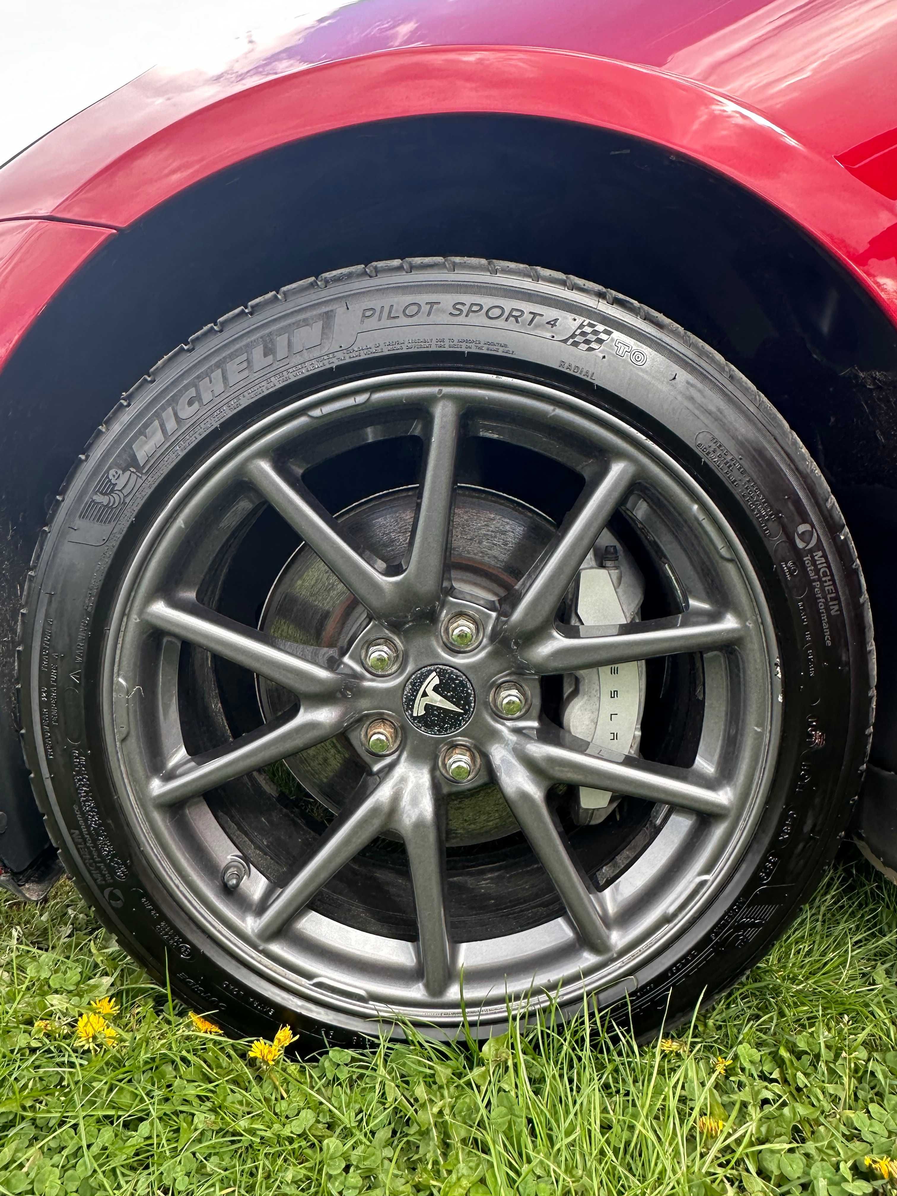 Автомобіль Tesla Model 3