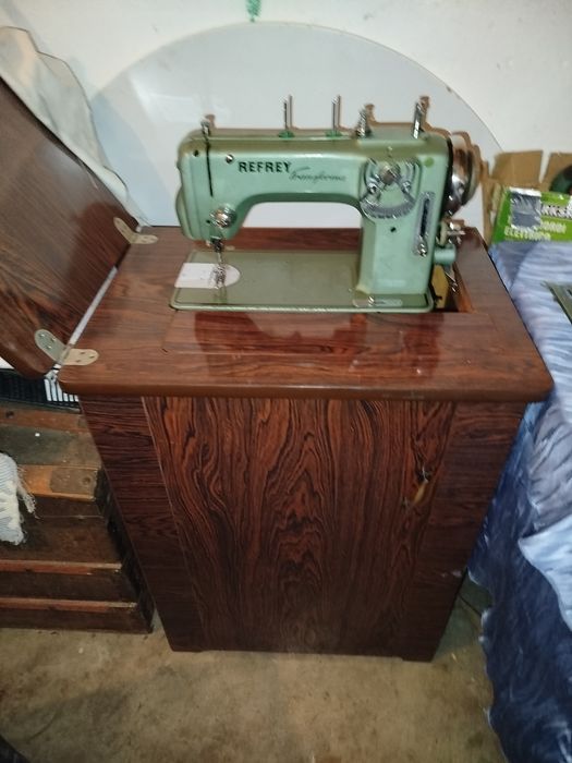 Máquina de costura refrey transforma