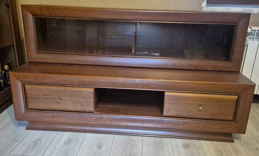 Szafeczka z szybą i RTV