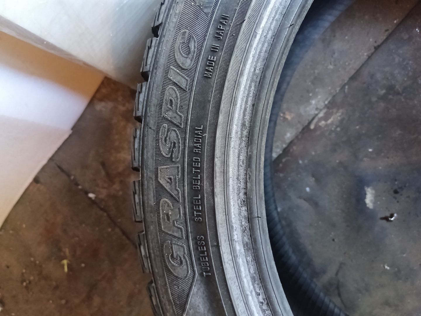 Пара зимових шин Dunlop 225x45 R18 в гарному стані