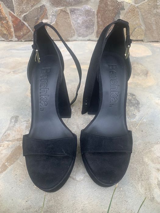 Босоніжки на каблуку Bershka