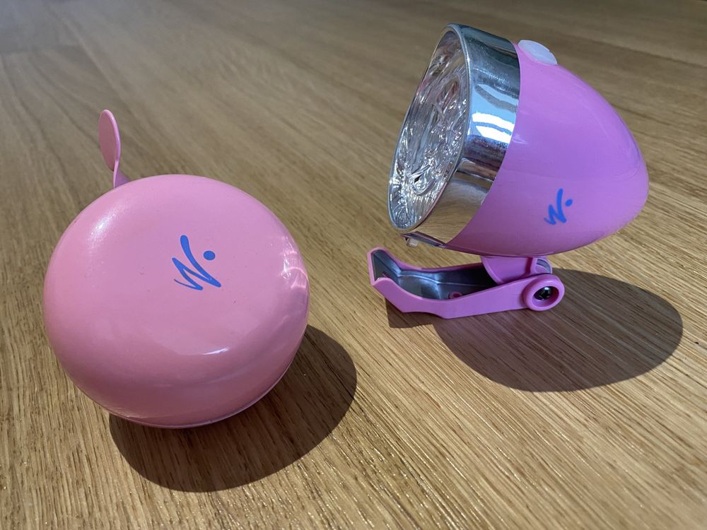 Retro różowy dzwonek i lampka do roweru