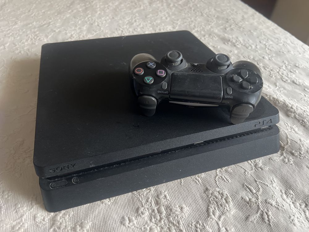 Playstation 4 slim, 500gb com 1 comando + 5 jogos