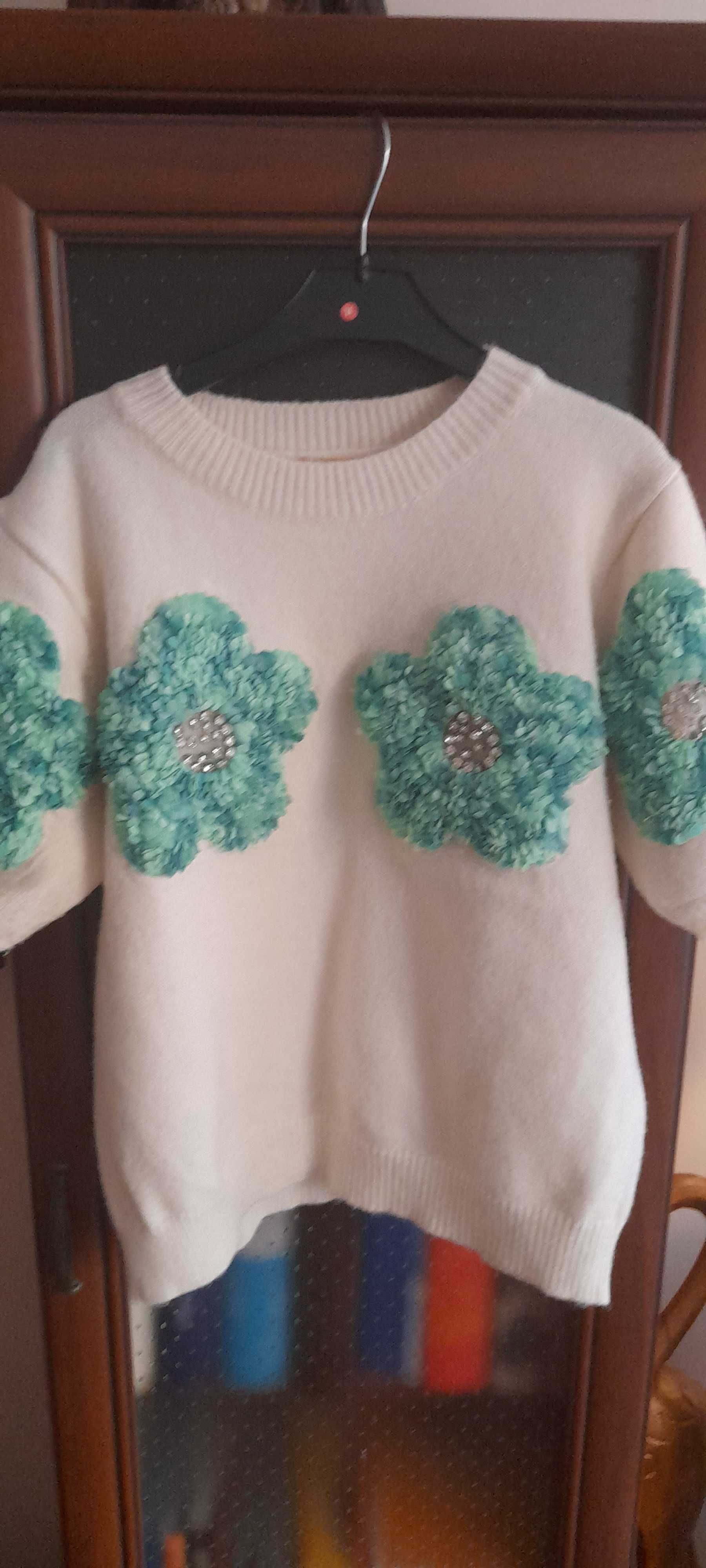 Sweter damski kwiaty krotki rekaw