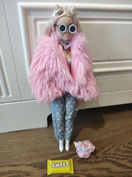 Barbie Extra Moda Lalka Różowa puchata kurtka GRN28