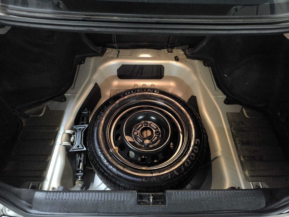 Mitsubishi Carisma 1.3 Confort 2001 — Ar Condicionado, Impecável