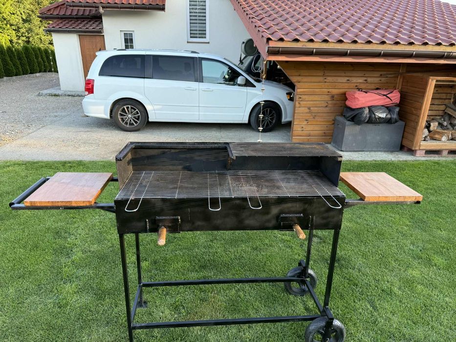Duży grill mobilny,solidny.