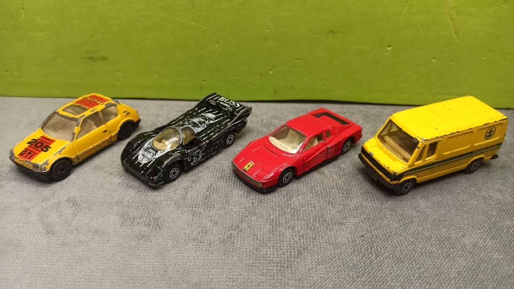 Zestaw 4 starych autek firmy MC Toy Mercedes Ferrari vintage resoraki