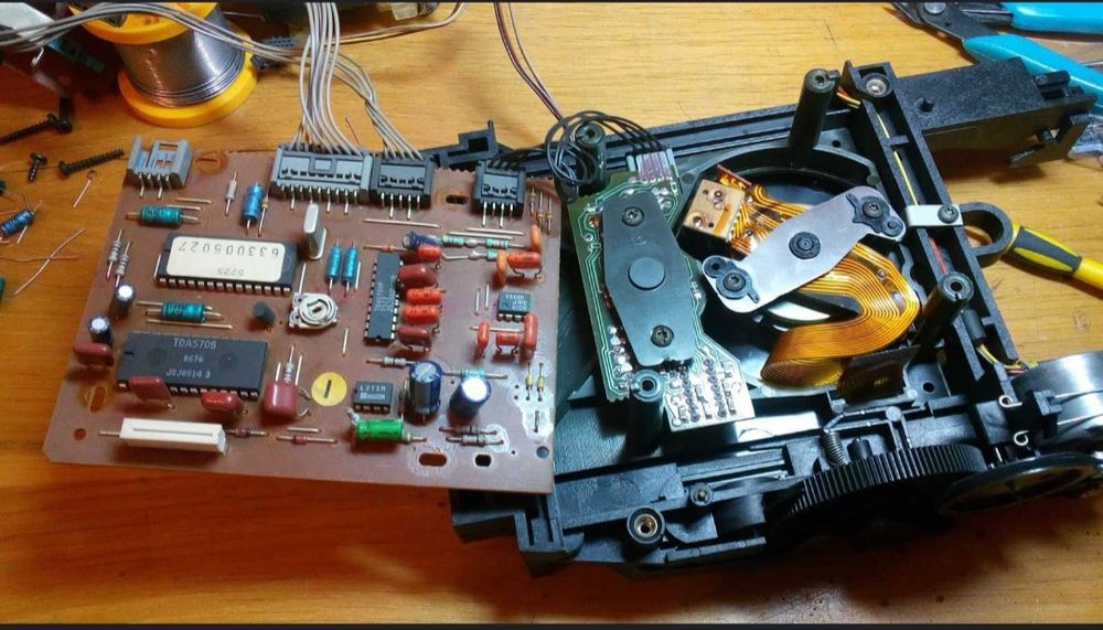 Для себя CD проигрыватель в не рабочем состоянии.