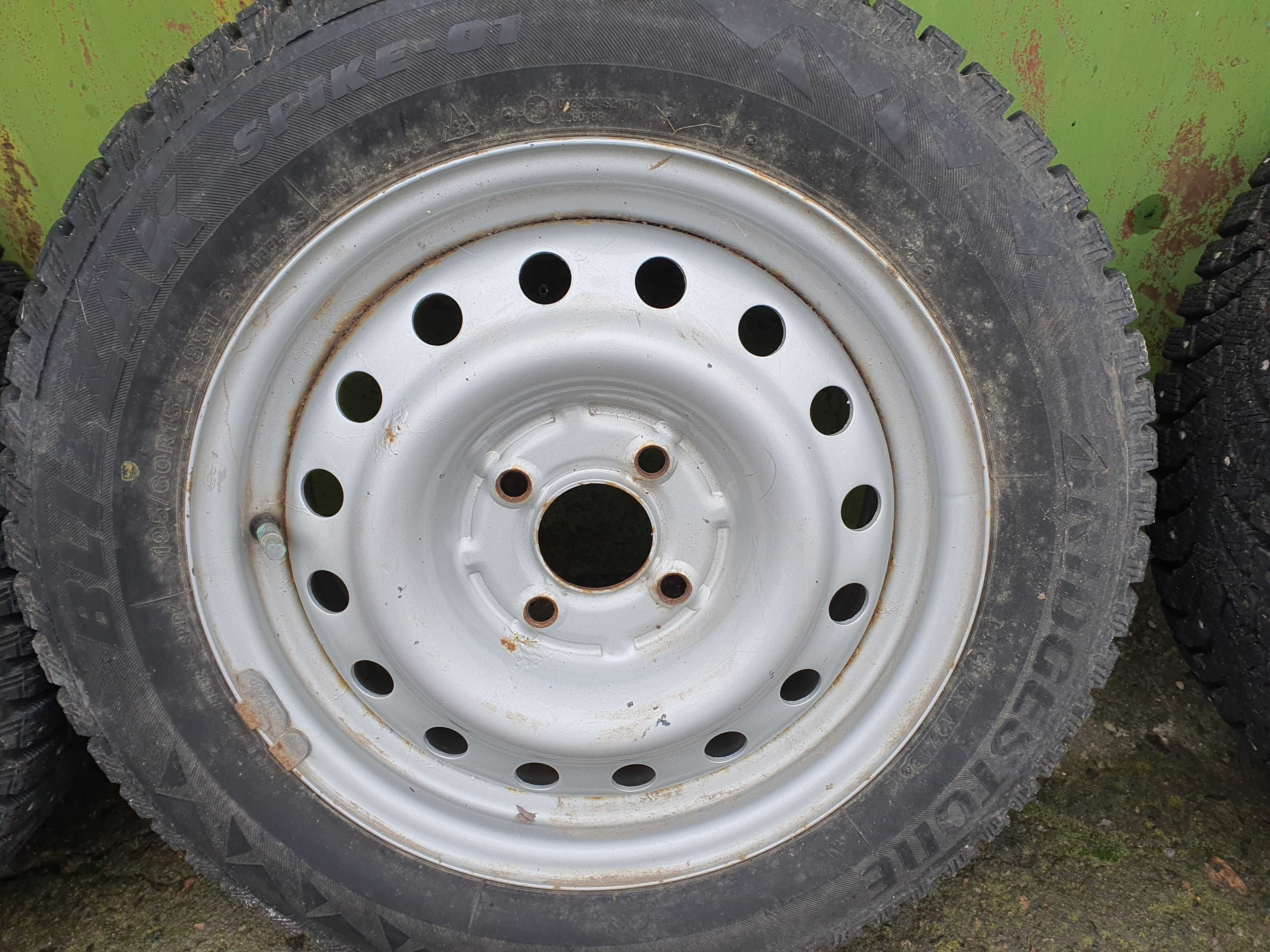 Шини зимові шиповані Bridgestone Blizzak Spike-01 195/60 R15