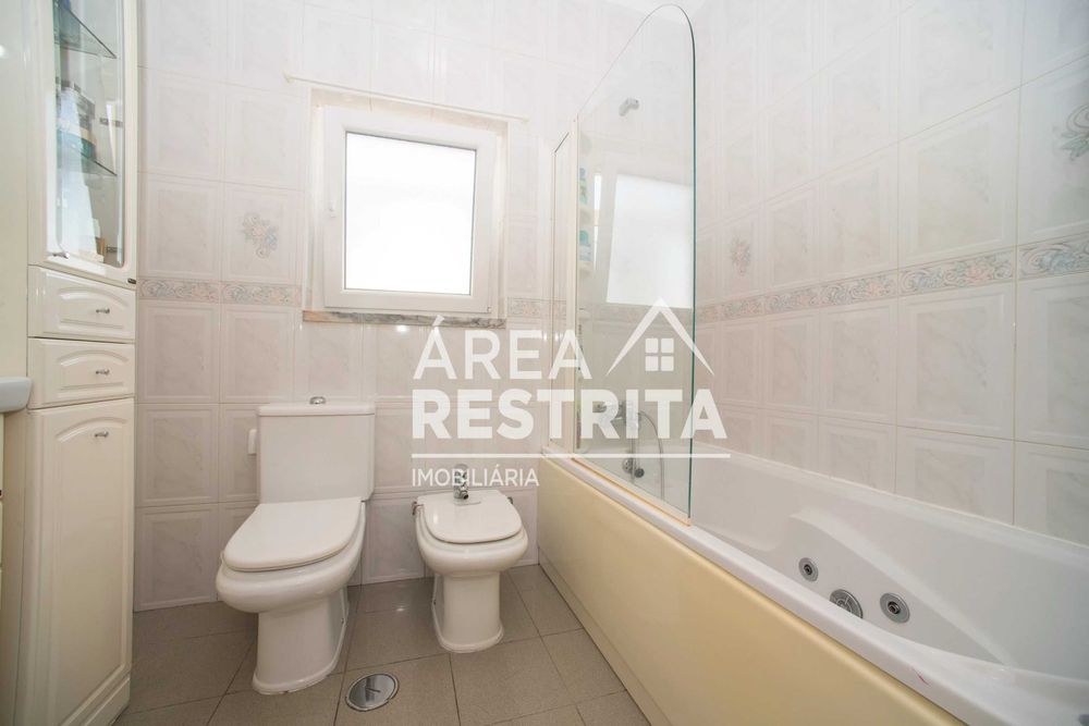 Quinta do Conde - Moradia Geminada T2+1 c/ Garagem em Excelente Estado