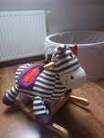 Pluszowa zebra B. Toys konik na biegunach