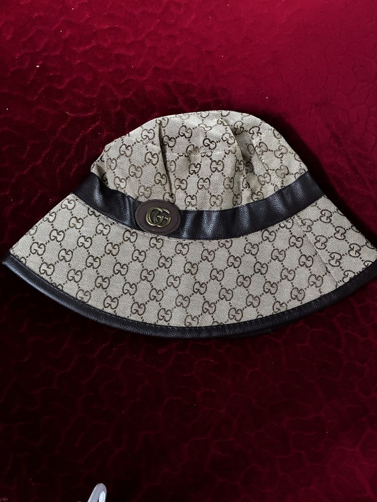 Kapelusz, czapka z metką GUCCI.