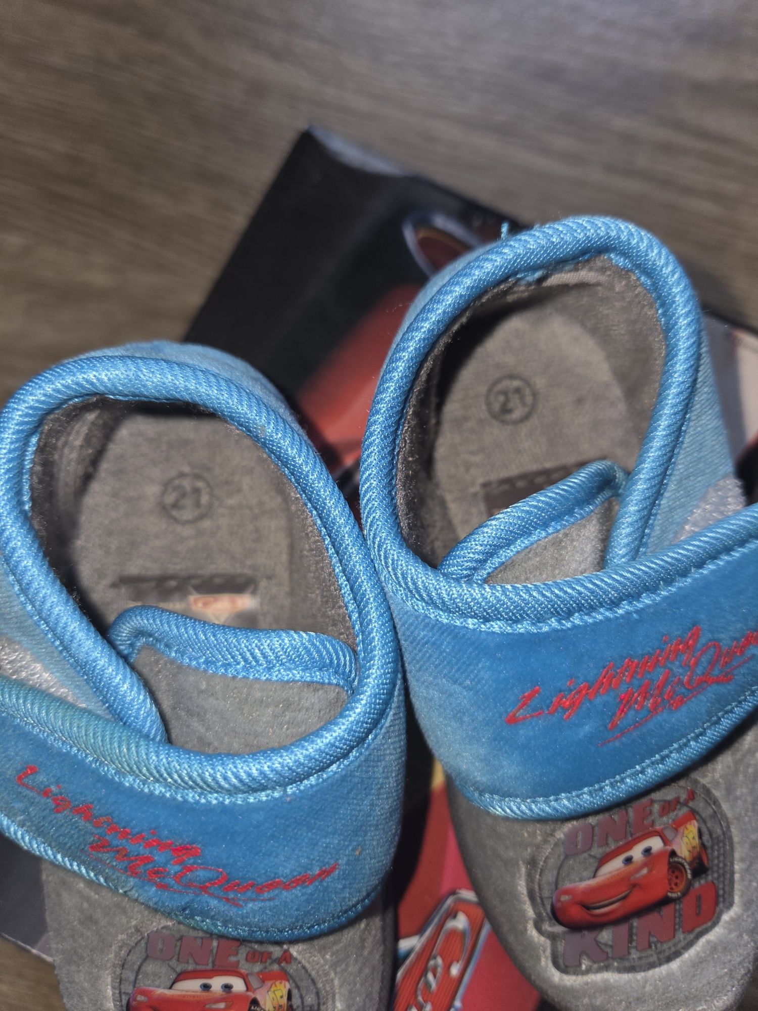 Nowe kapcie buty w rozmiarze 21