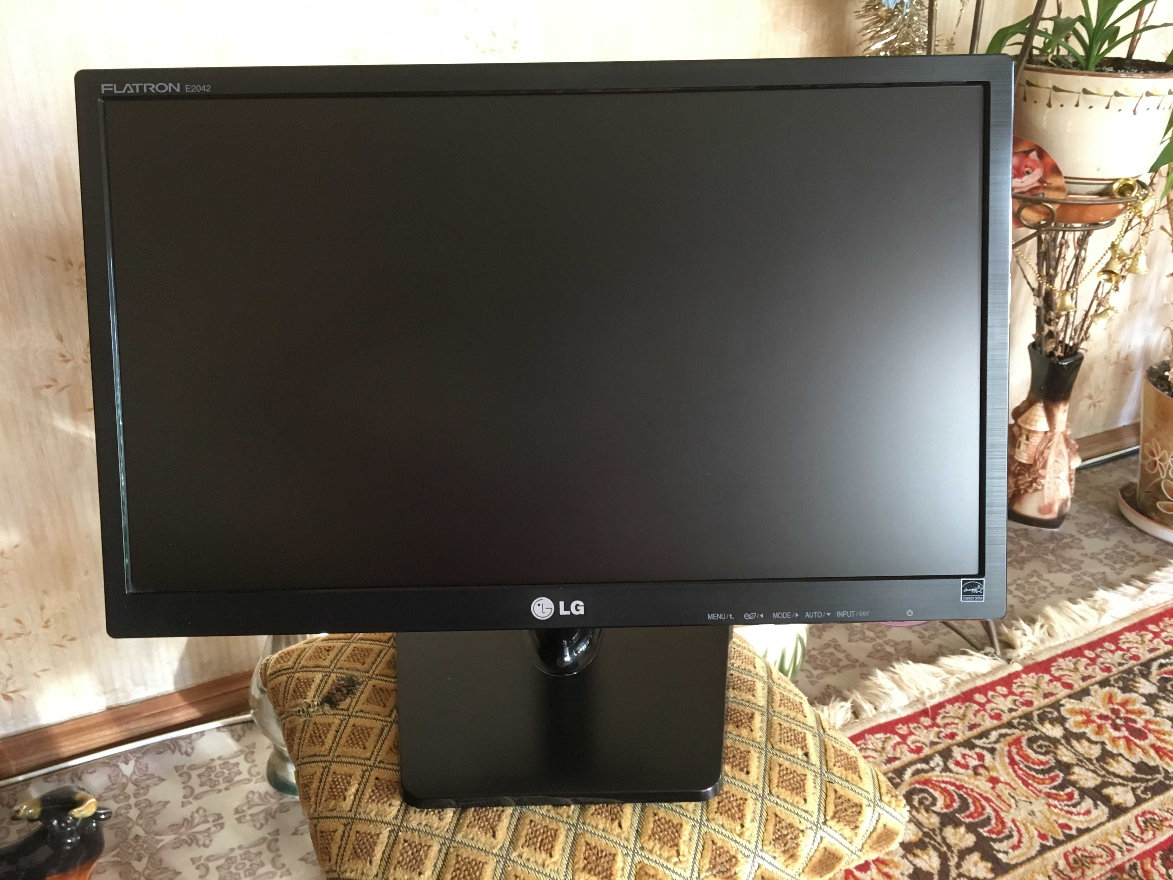 Монитор LG Flatron 20" E2042C-BN хорошее состояние