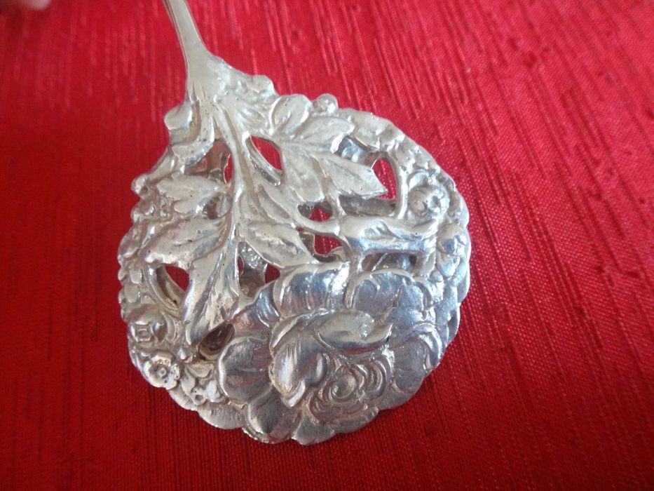 Srebrne szczypce do ciastek