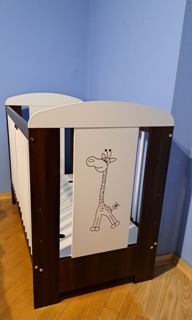 Łóżeczko z żyrafą