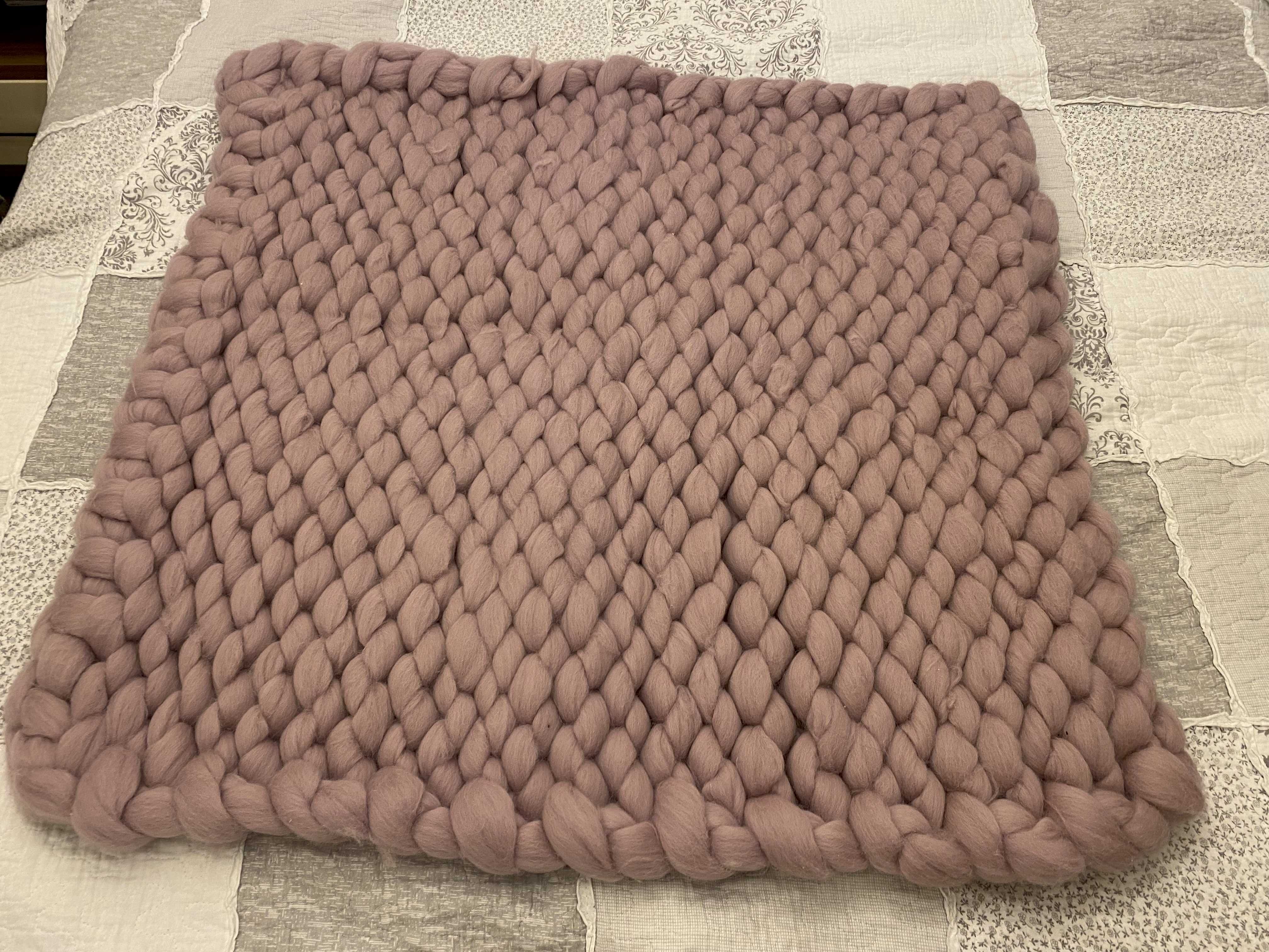 Gruby koc pleciony z wełny czesankowej 80x80cm do sesji noworodkowych