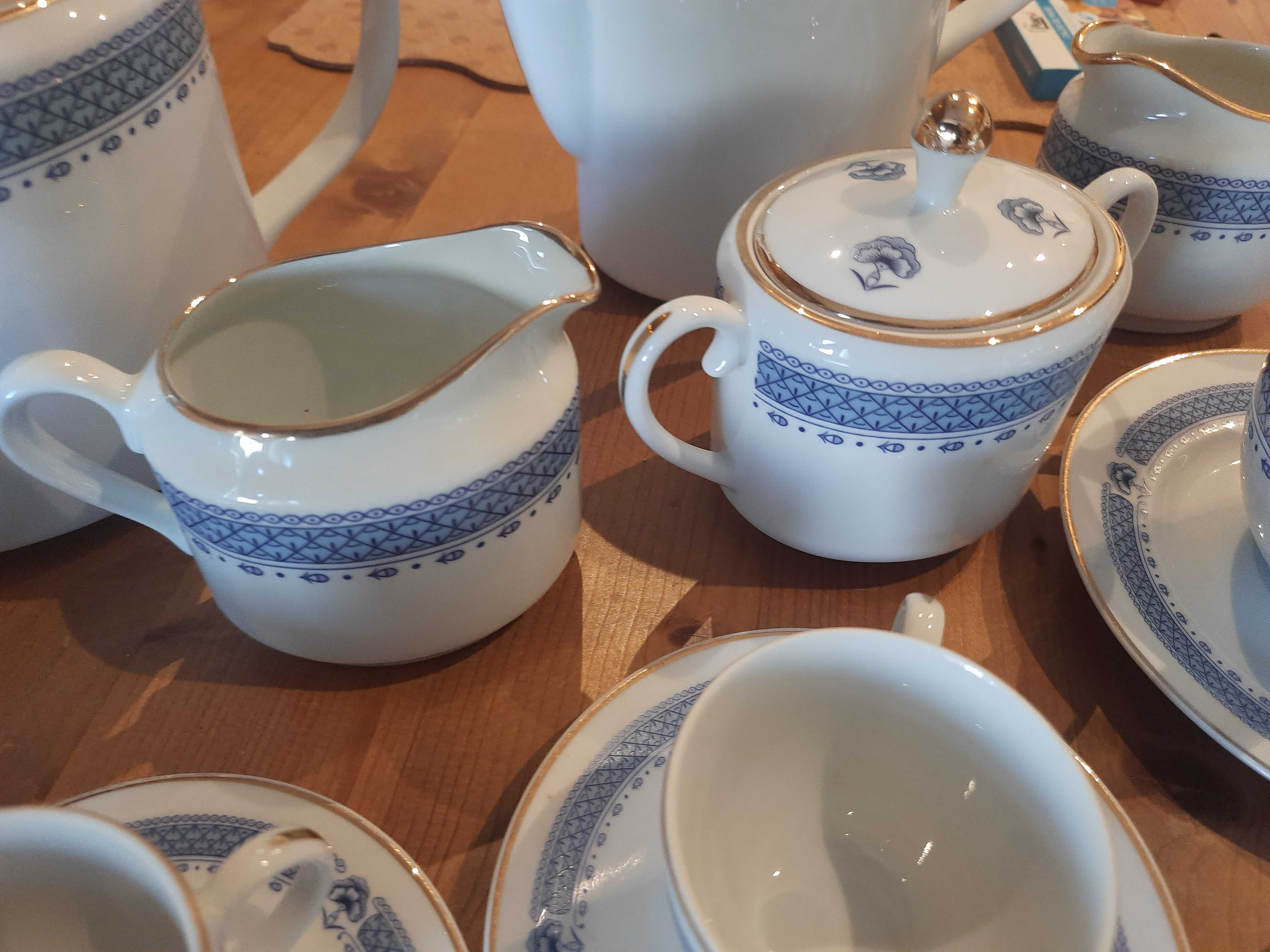 Porcelana de café e chá, com açucareiro, 2 leiteiras e 2 bules.