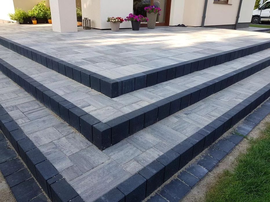 Układanie kostki brukowej. Ogrodzenia