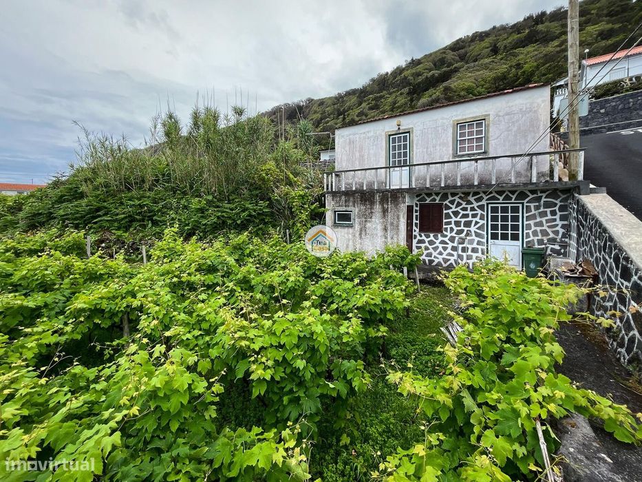 Casa de rés-do-chão e 1º andar destinada a habitação e quintal - Fajã