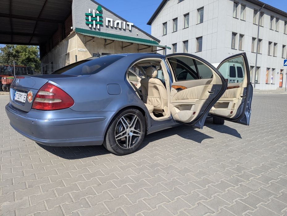 Mercedes-Benz W211