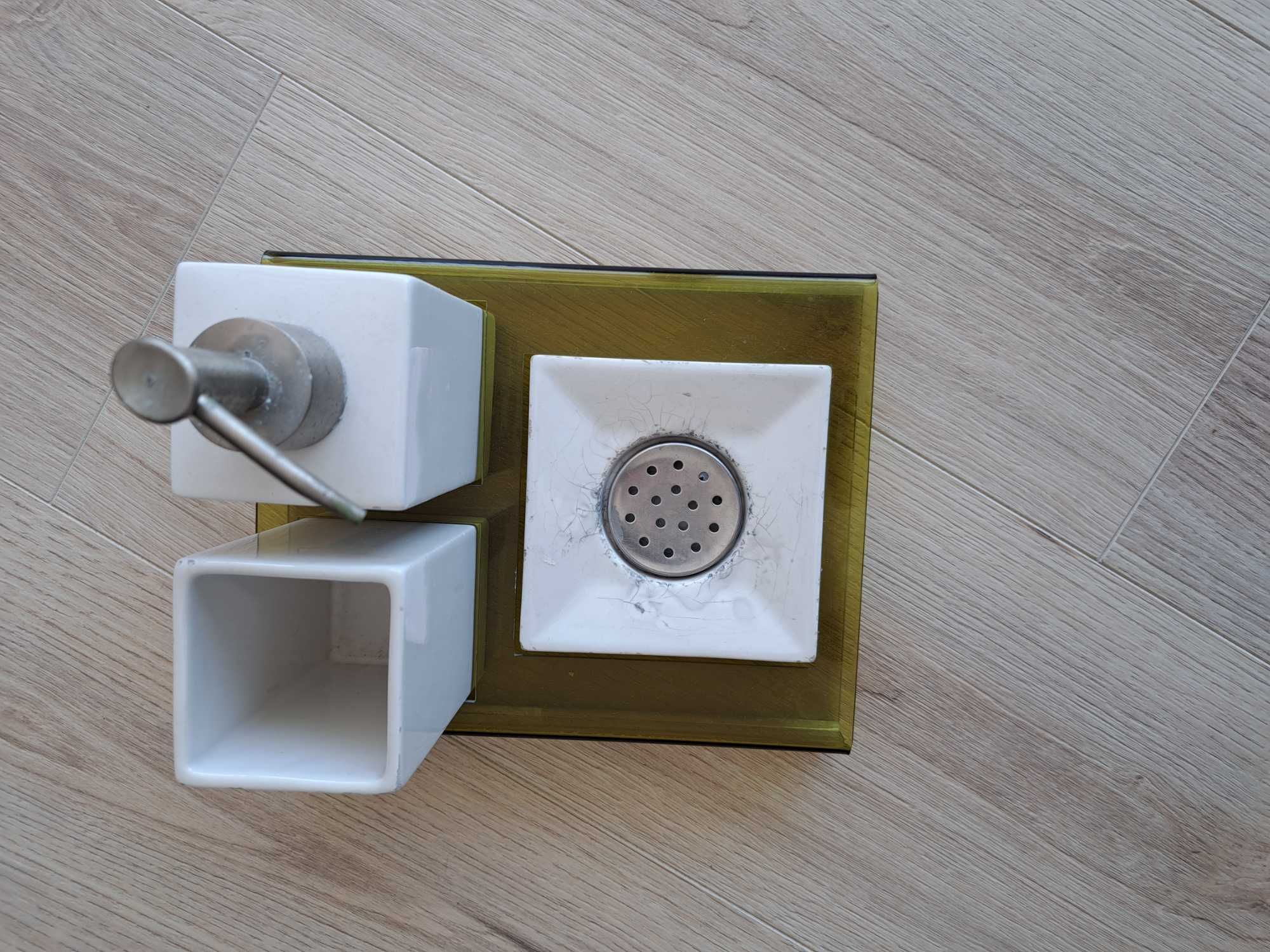 Conjunto saboneteira e copo com tabuleiro