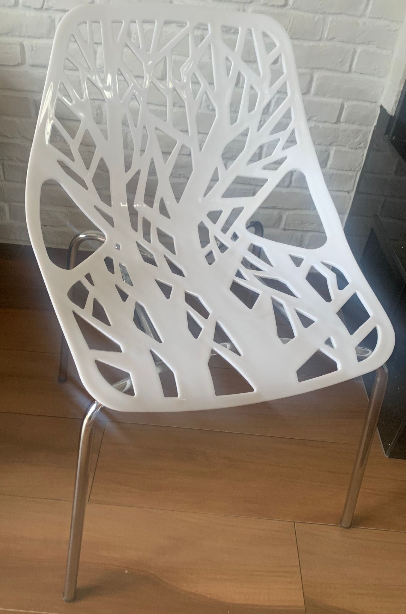 Krzesło z ażurowym siedziskiem białe