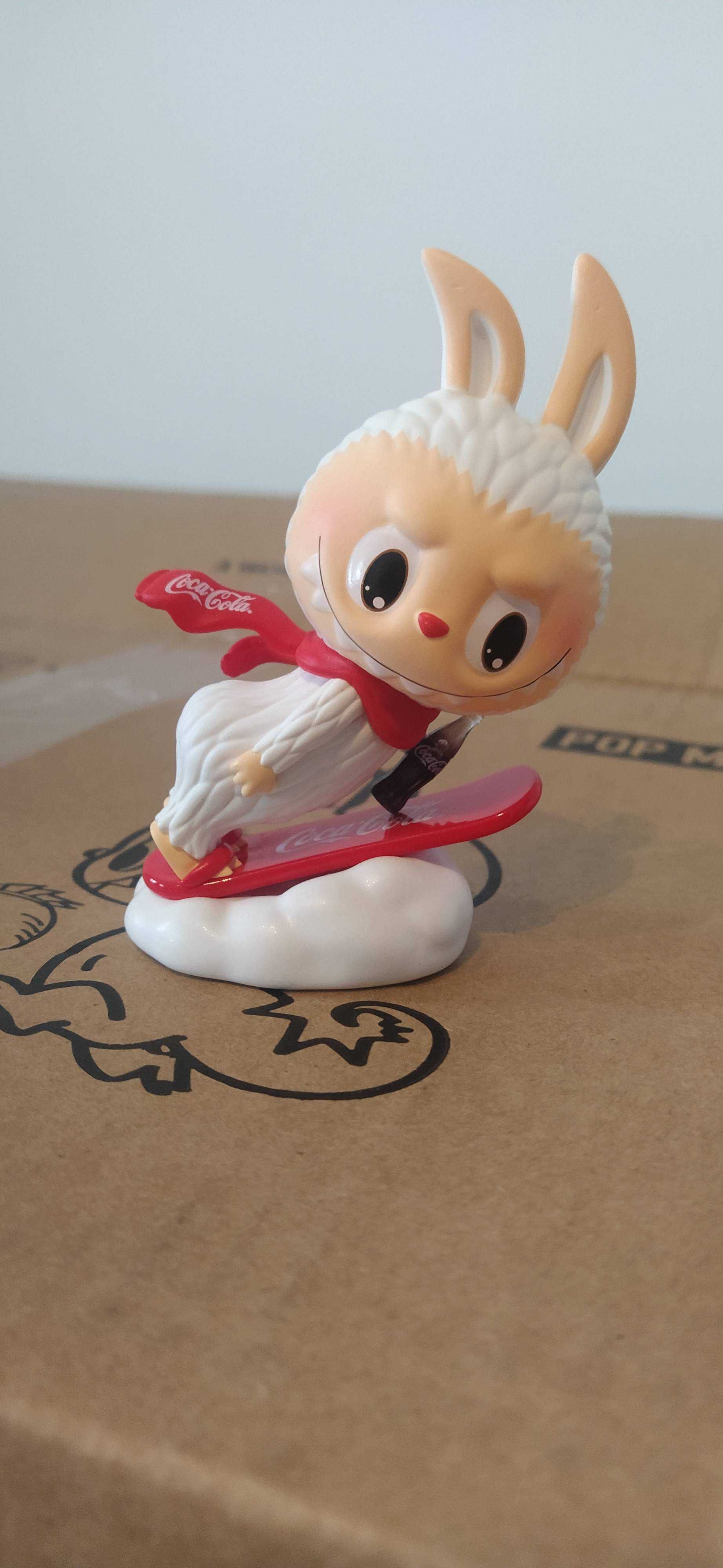 Figurka Labubu – The Monsters x Coca-Cola „Snowy Mountain”