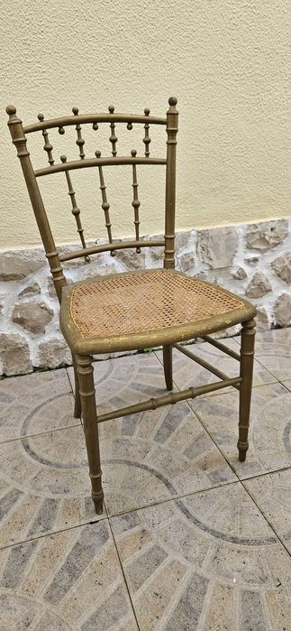 Cadeira de madeira antiga