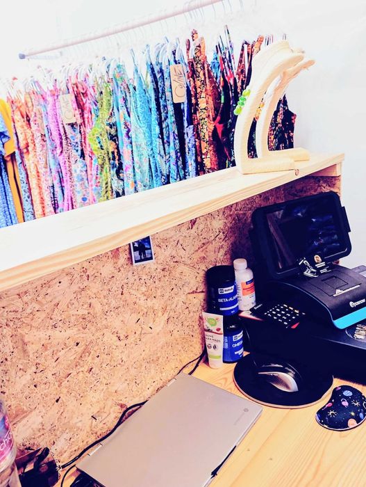 Balcão de madeira disponivel até 27/10/2025