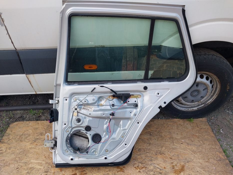 KOMPLETNE Drzwi tył Prawe Hatchback LB7Z VW Golf IV 4 srebrne