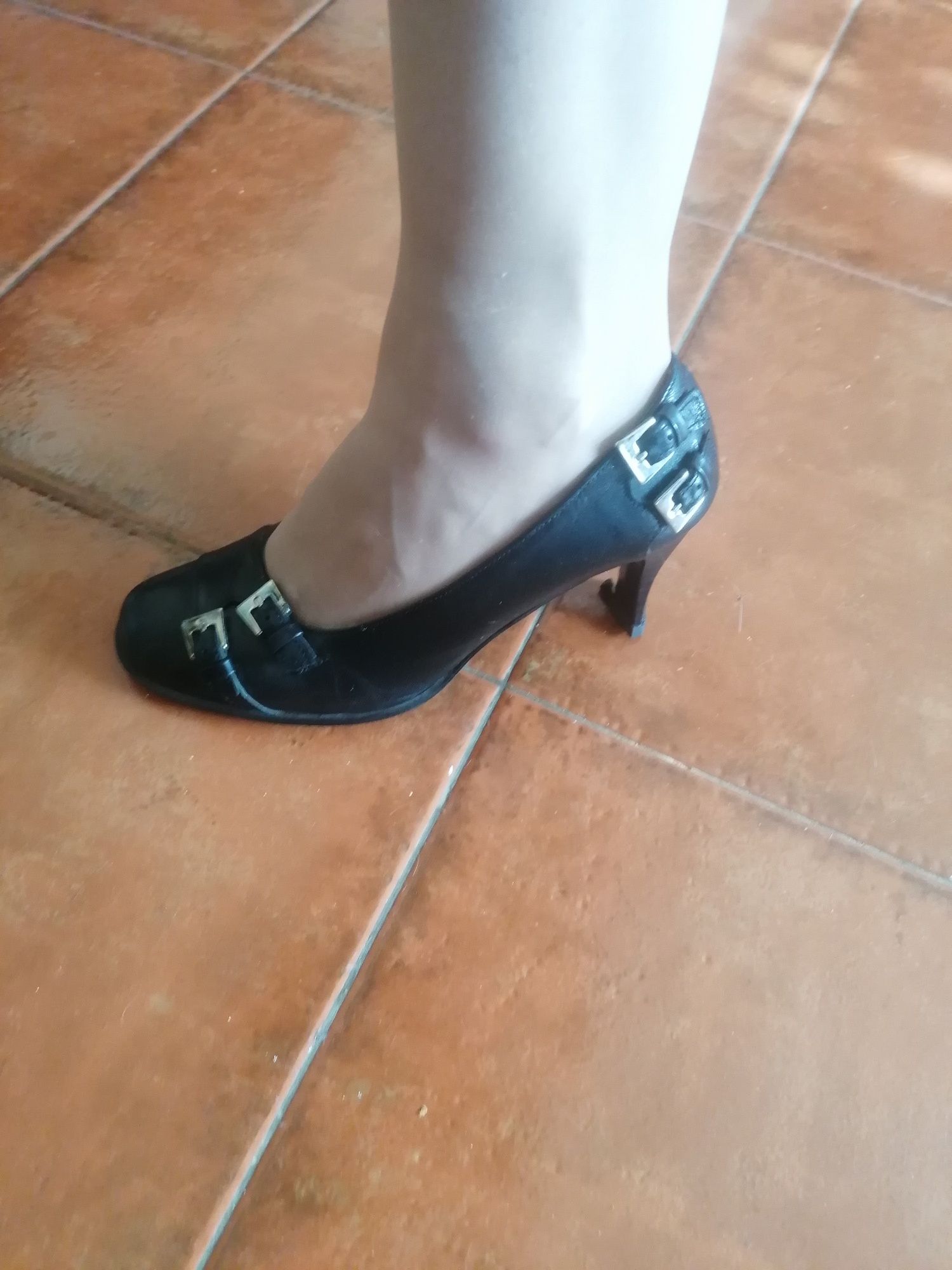 Sapato negro salto 7 cm, fivelas decorativas