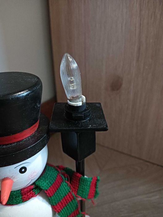 Bałwanek drewniany lampka stołowa na kabel