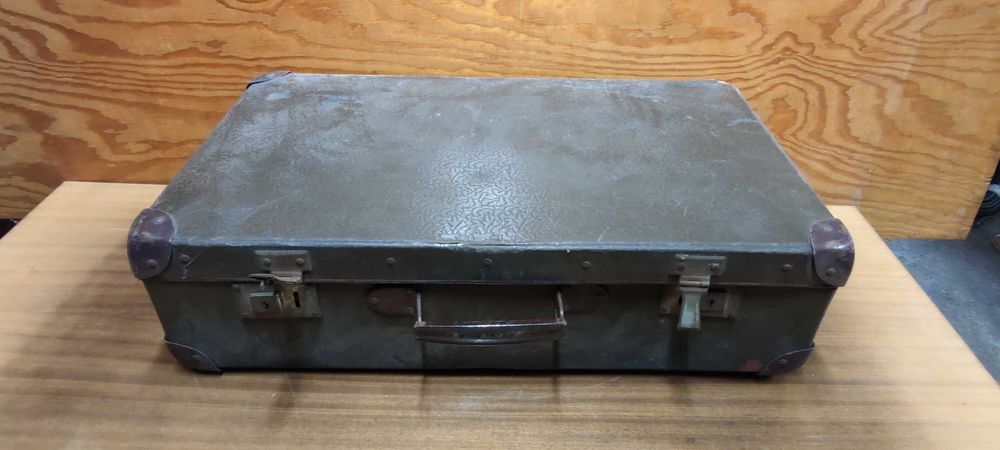 stara walizka podróżna PRL