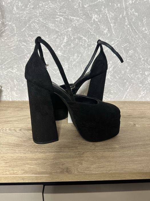 Продам стильні чорні туфлі на високій платформі та підборах