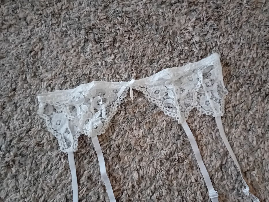 Pas,do pończoch w bieli