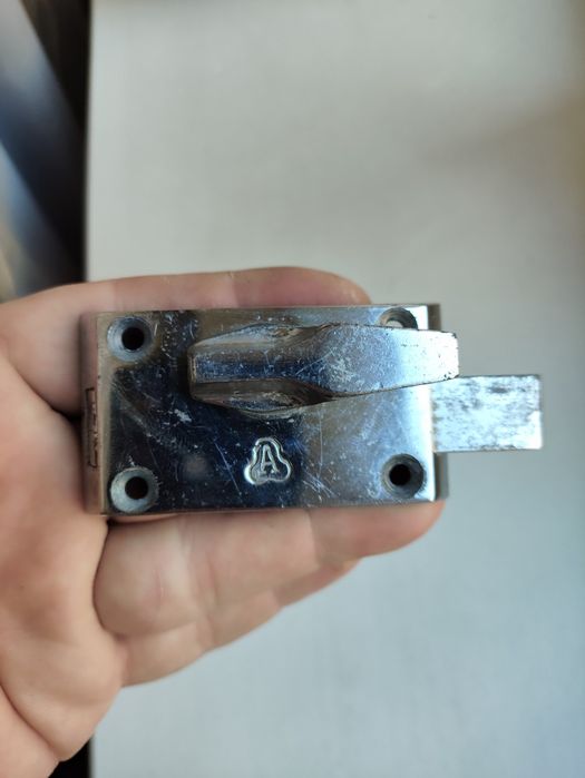 Засув дверний,защіпка.