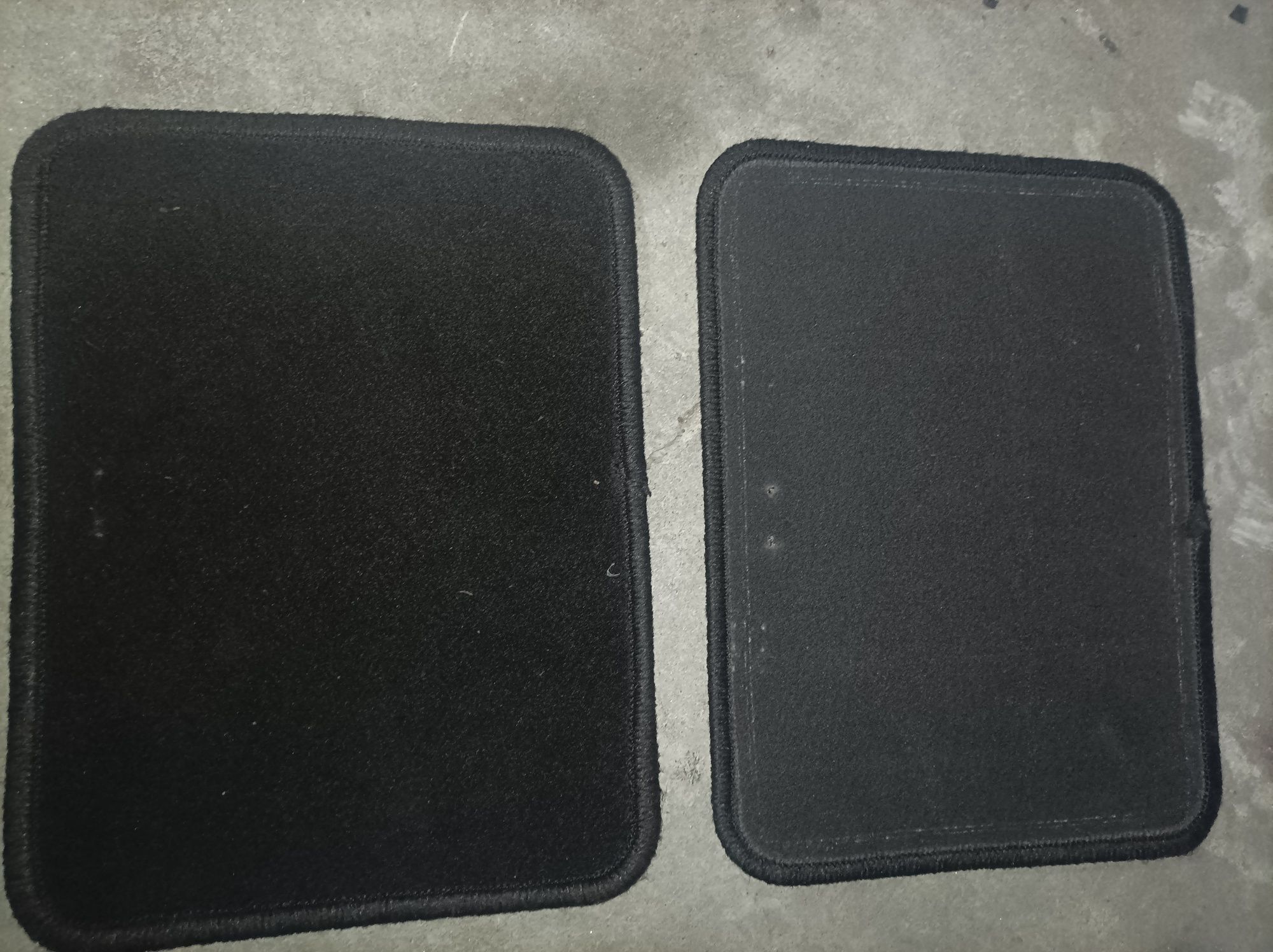 2 tapetes para automóvel novos