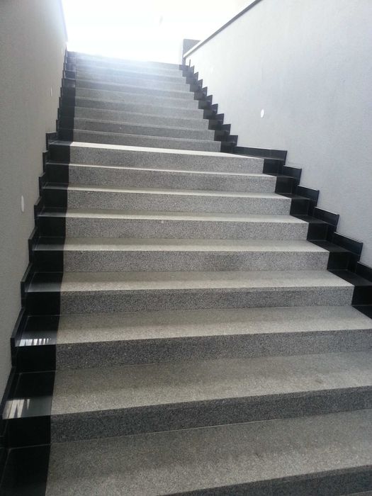 Schody z szarego granitu 150x33 zewnętrzne, wewnętrzne, gotowe stopnie