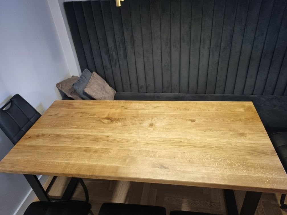 Solidny drewniany stół (dębowy) do salonu.