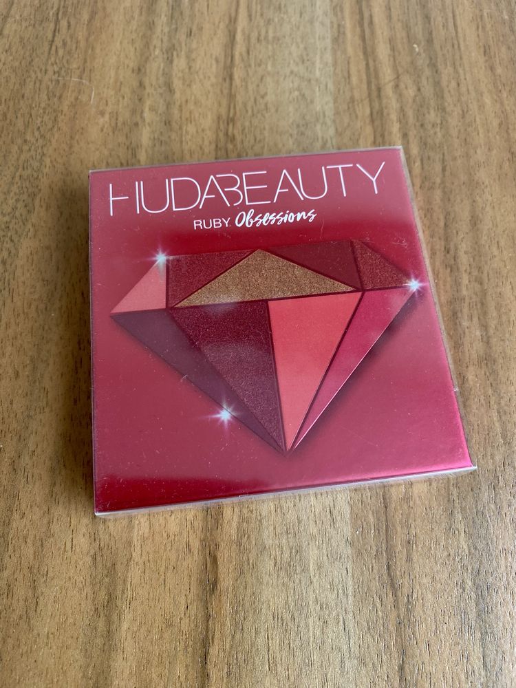 Paletka cieni Ruby Obsessions Huda Beauty edycja limitowana