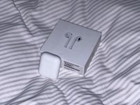 Airpods z etui ładującym.